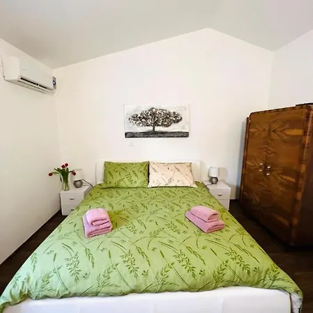 Daire 3 With Shared Pool, Peaceful Location Pula