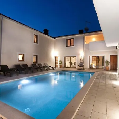 3 With Shared Pool, Peaceful Location Apartman *