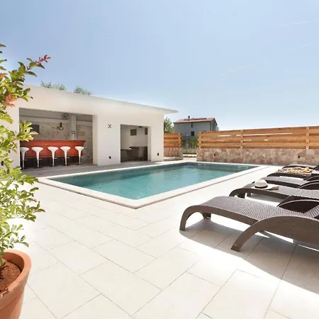 3 With Shared Pool, Peaceful Location Apartman Pula