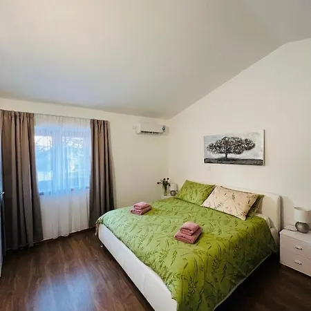 3 With Shared Pool, Peaceful Location Apartman