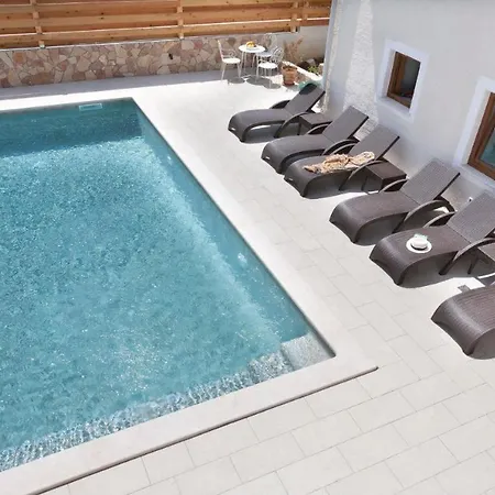 3 With Shared Pool, Peaceful Location Apartman Pula