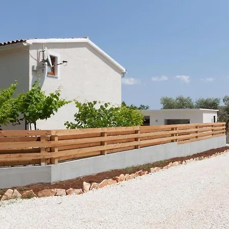 3 With Shared Pool, Peaceful Location Pula