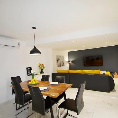 3 With Shared Pool, Peaceful Location Apartman *