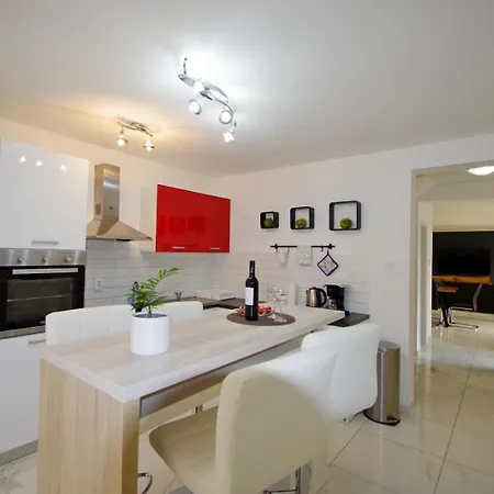 Daire 3 With Shared Pool, Peaceful Location Pula