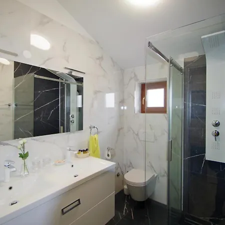 3 With Shared Pool, Peaceful Location Pula