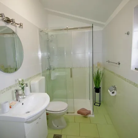 3 With Shared Pool, Peaceful Location Apartman Pula