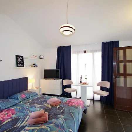 Apartman 3 With Shared Pool, Peaceful Location Pula