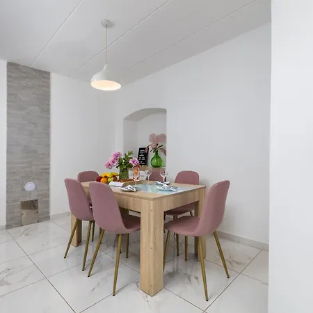 3 With Shared Pool, Peaceful Location Apartman