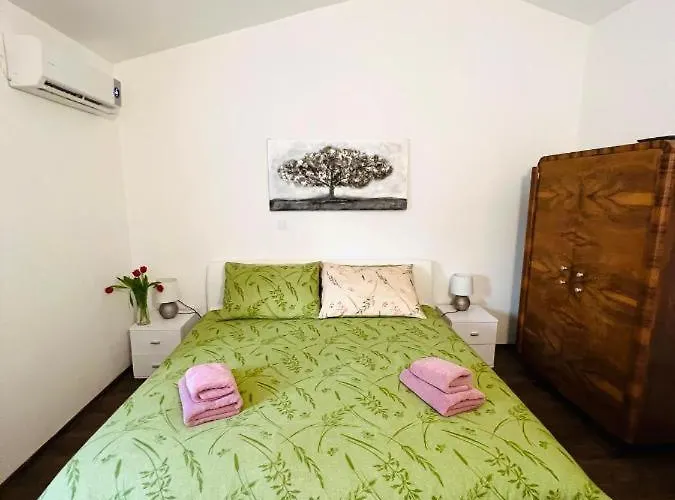 Lejlighed 3 With Shared Pool, Peaceful Location Pula