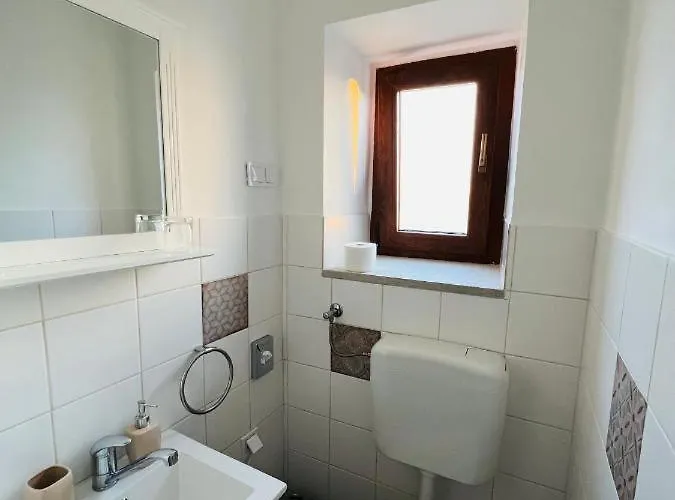 3 With Shared Pool, Peaceful Location Appartamento Pola