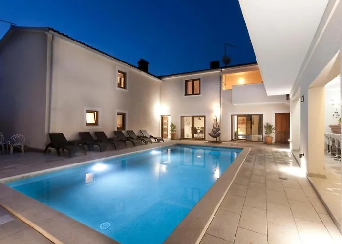 3 With Shared Pool, Peaceful Location Lejlighed *