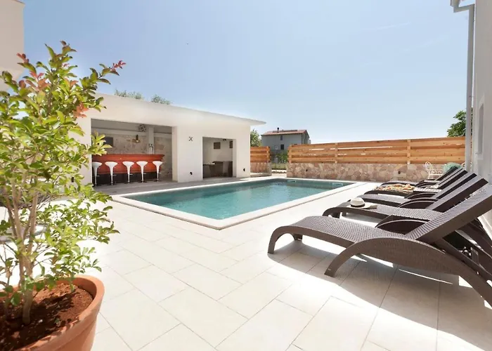 3 With Shared Pool, Peaceful Location Lejlighed Pula