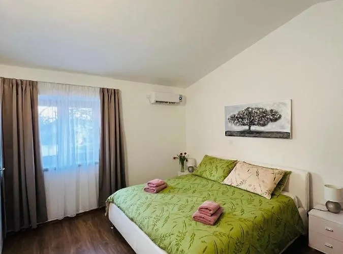 3 With Shared Pool, Peaceful Location Appartamento