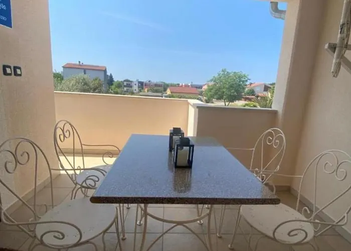 3 With Shared Pool, Peaceful Location Appartamento