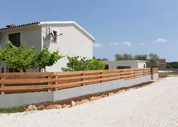3 With Shared Pool, Peaceful Location Pula