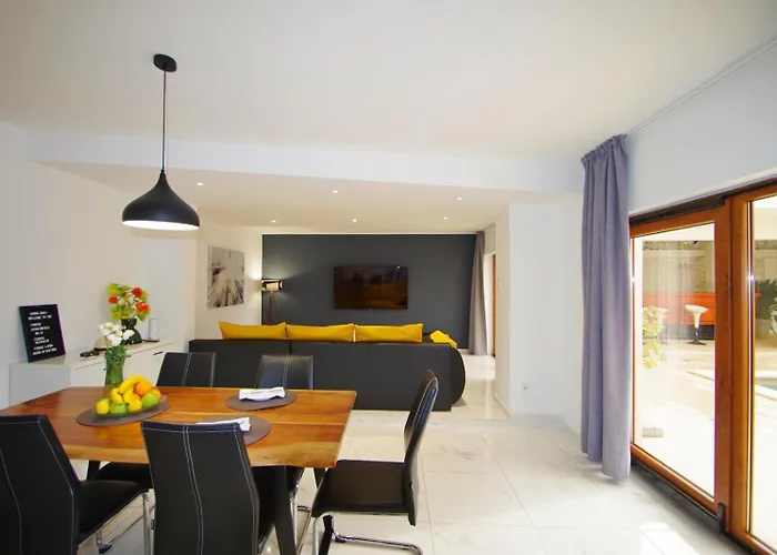 3 With Shared Pool, Peaceful Location * Pola