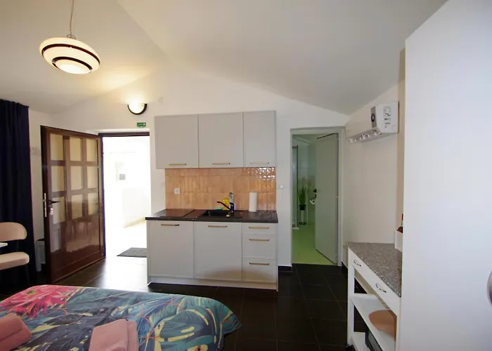 3 With Shared Pool, Peaceful Location Lejlighed
