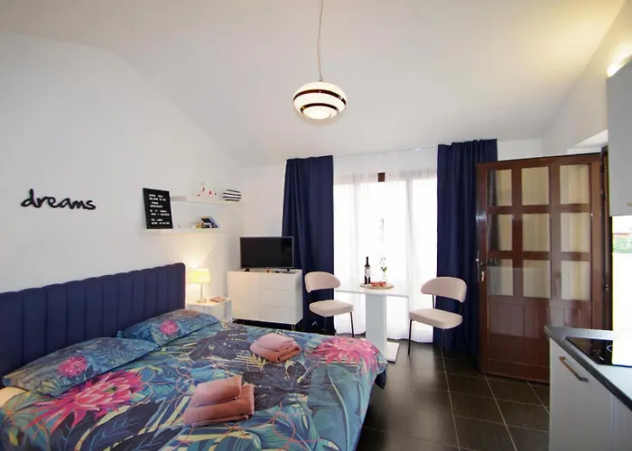 Lejlighed 3 With Shared Pool, Peaceful Location Pula
