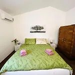 Апартаменти 3 With Shared Pool, Peaceful Location Пула
