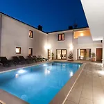 3 With Shared Pool, Peaceful Location Апартаменти *