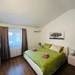 3 With Shared Pool, Peaceful Location Апартаменти