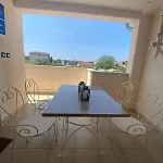 3 With Shared Pool, Peaceful Location Апартаменти