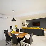 3 With Shared Pool, Peaceful Location Апартаменти *