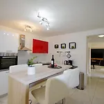 Апартаменти 3 With Shared Pool, Peaceful Location Пула
