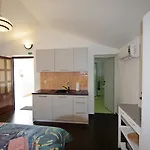 3 With Shared Pool, Peaceful Location Апартаменти