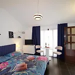Апартаменти 3 With Shared Pool, Peaceful Location Пула