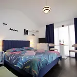 3 With Shared Pool, Peaceful Location Апартаменти *