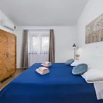 3 With Shared Pool, Peaceful Location Apartment *