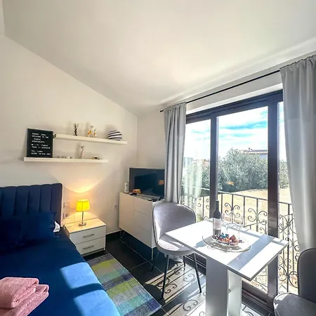 Apartment 3 With Shared Pool, Peaceful Location *