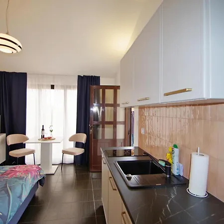 3 With Shared Pool, Peaceful Location Lejlighed