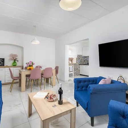 3 With Shared Pool, Peaceful Location Apartment Pula