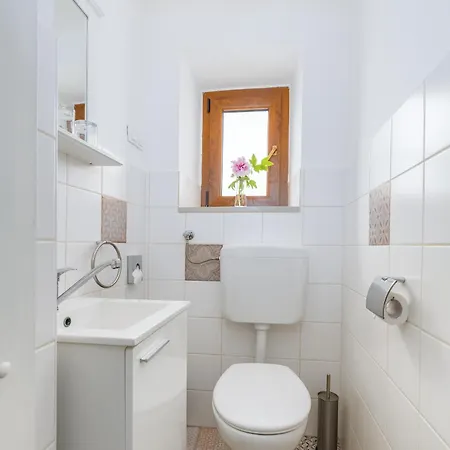 3 With Shared Pool, Peaceful Location Apartment Pula