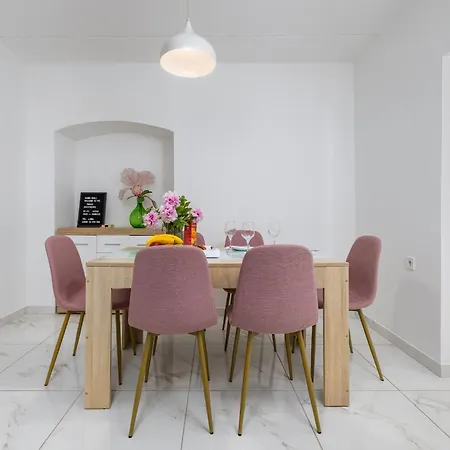 3 With Shared Pool, Peaceful Location Apartment