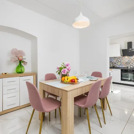Apartment 3 With Shared Pool, Peaceful Location *