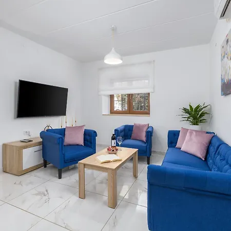 Apartment 3 With Shared Pool, Peaceful Location Pula
