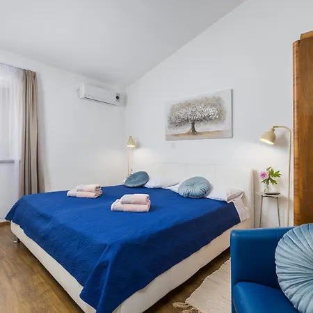 Apartment 3 With Shared Pool, Peaceful Location *