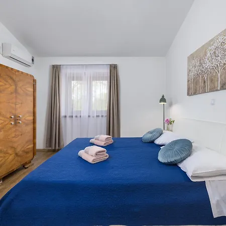3 With Shared Pool, Peaceful Location Apartment *