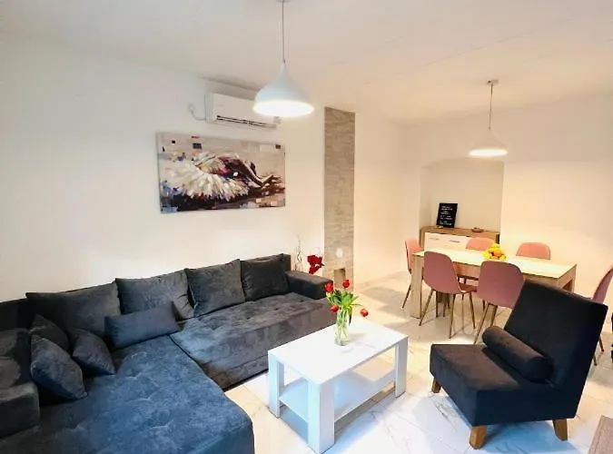 Апартаменти 3 With Shared Pool, Peaceful Location