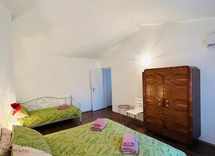 3 With Shared Pool, Peaceful Location Apartman *