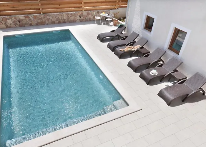 3 With Shared Pool, Peaceful Location Apartman Pula