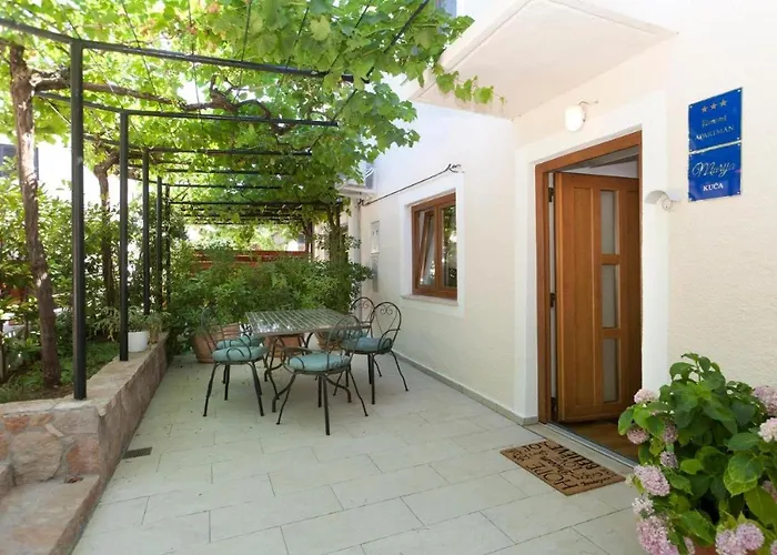 Апартаменти 3 With Shared Pool, Peaceful Location Пула