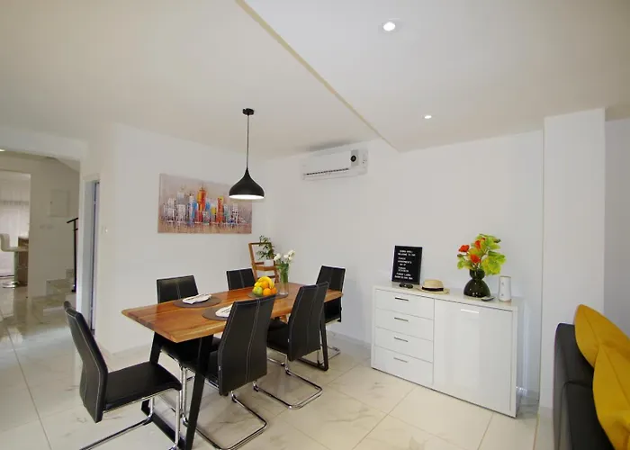 3 With Shared Pool, Peaceful Location Апартаменти