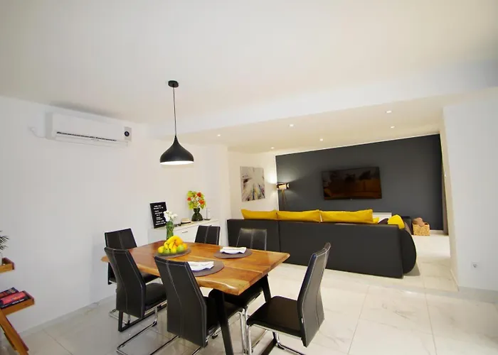 3 With Shared Pool, Peaceful Location Apartman *