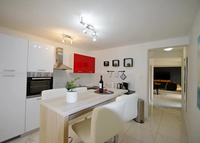 Апартаменти 3 With Shared Pool, Peaceful Location Пула