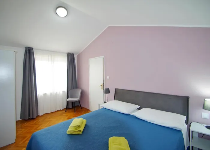 3 With Shared Pool, Peaceful Location Apartman