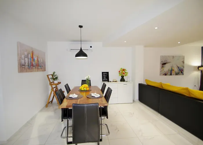 Апартаменти 3 With Shared Pool, Peaceful Location